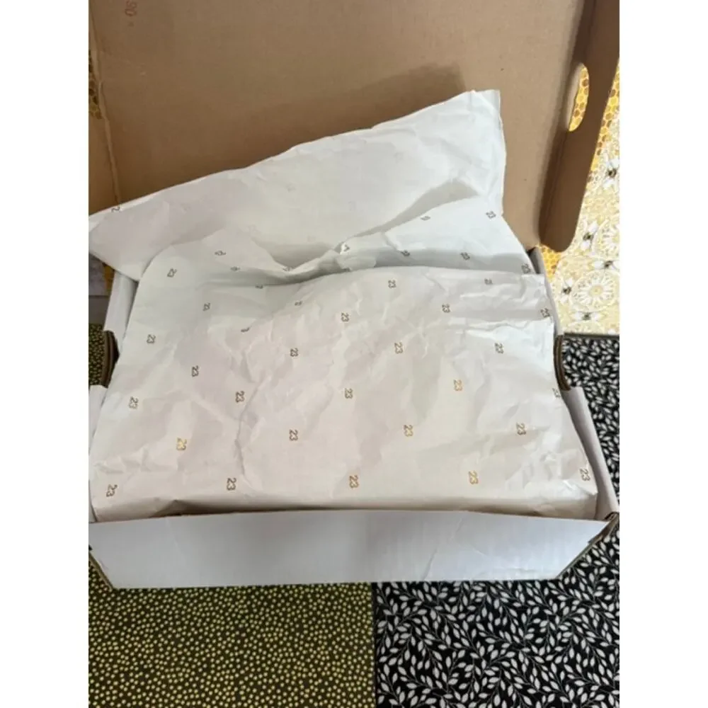 JORDAN SNEAKERS WITH BOX ( WHITE AND CORAL SIZE 9 )
